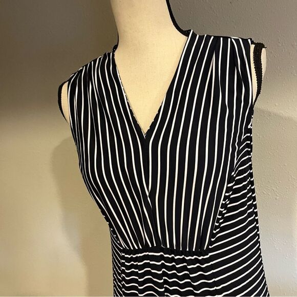 V-neck striped sleeveless maxi dress - Picture 2 of 12